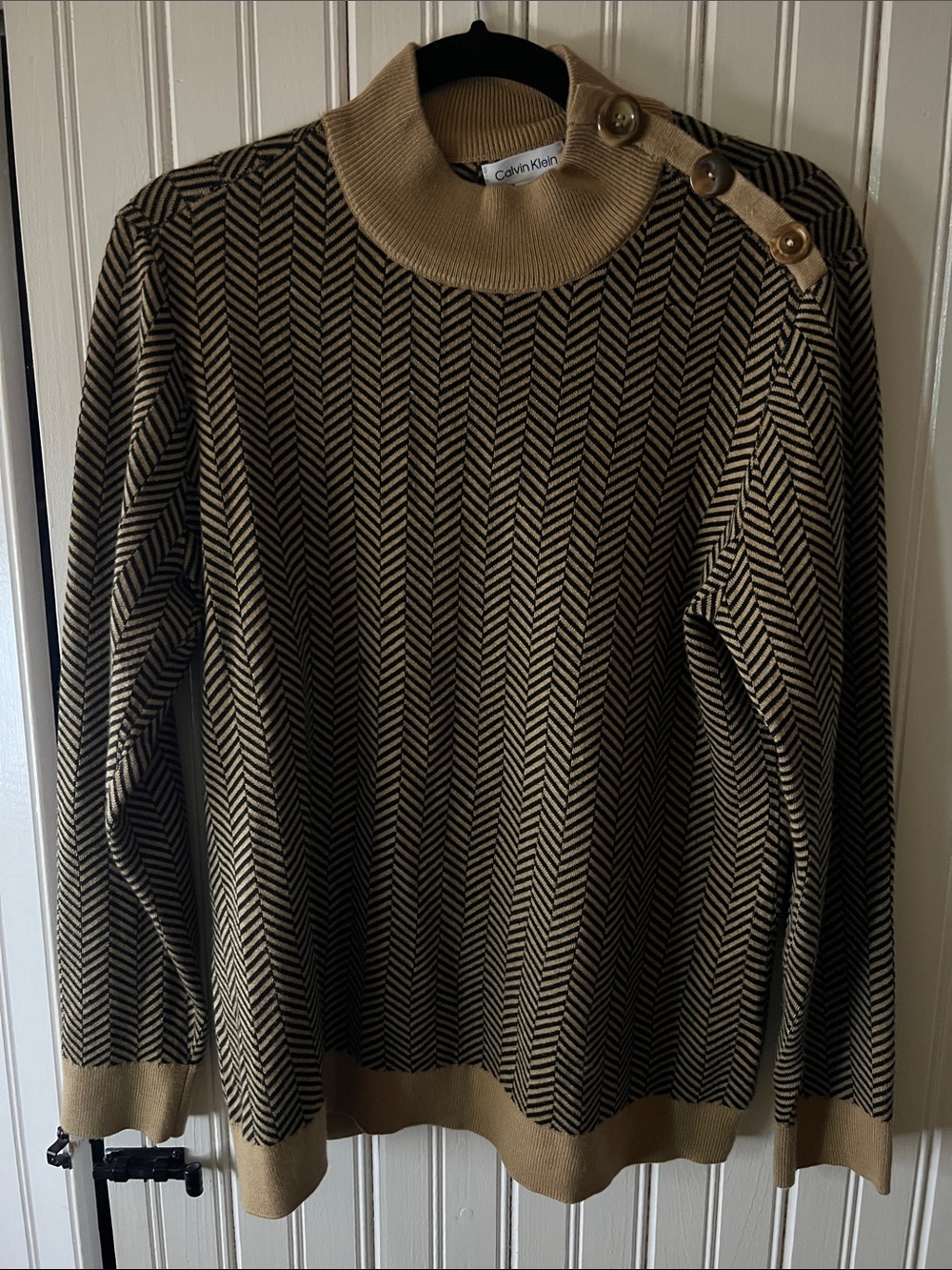 Calvin Klein Women’s Tan & Black Herringbone Button-Shoulder Sweater